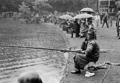 127028 Afbeelding van de viswedstrijd voor bejaarden in het Wilhelminapark te Utrecht, in het kader van de door de ...